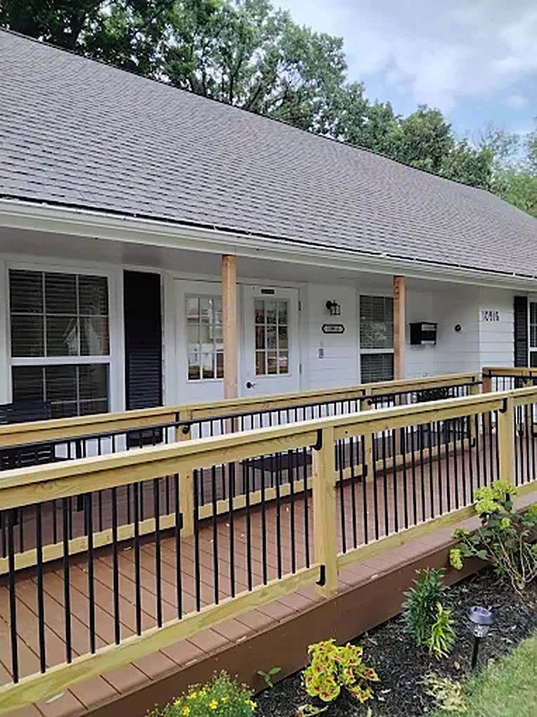 The front entrance and covered porch at Epic Senior Care in Overland Park, Kansas